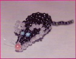 серая мышка из бисера